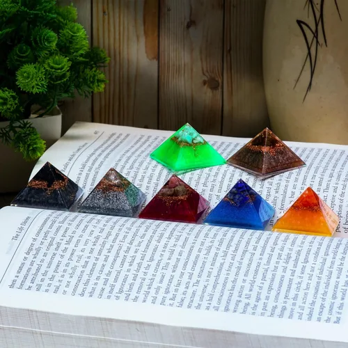 Vista 3 de 7 mini pirámides para autocuidado, armonía, meditación, yoga, espiritualidad, decoración de cristal, espacio de trabajo de equilibrio hecho