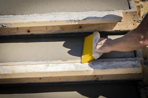 Vista 2 de Marshalltown Cepillo de mango, cerdas de polipropileno amarillas de 3 pulgadas, mango desplazado para mayor comodidad, ideal para textura