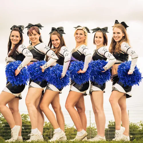 Vista 7 de Hoteam 40 pompones de animadora de plástico metálico a granel con mango de bastón, accesorio de disfraz de animadora para fiestas deportivas