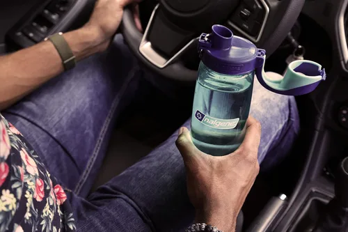 Vista 2 de Nalgene Sustain Tritan Botella de agua sin BPA On The Fly fabricada con material derivado del 50% de residuos plásticos