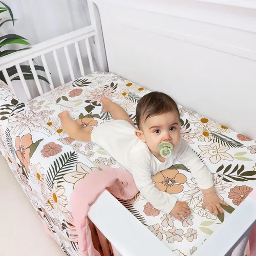 Vista 7 de Juego de ropa de cama de cuna de 4 piezas para niñas, juego de ropa de cama rosa para bebé niña con falda de cuna súper suave, edredón reversible
