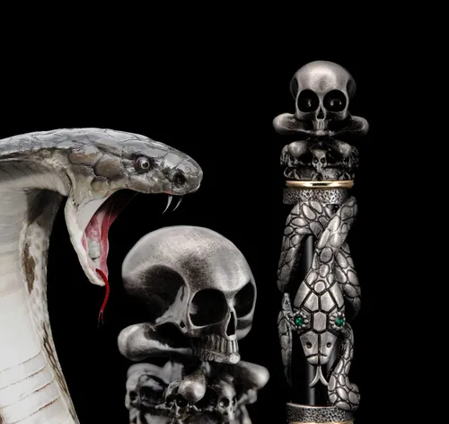 Vista 3 de Jinhao - Pluma estilográfica Black Snake, punta mediana, estilo retro con cabeza de calavera, clip de metal sólido y juego con estuche de papel