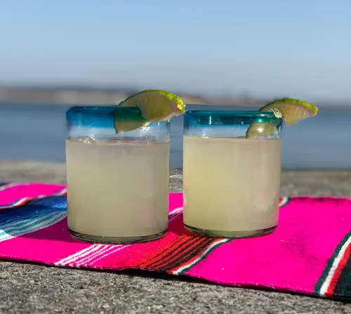Vista 6 de Dos Sueños Vasos mexicanos soplados a mano, juego de 6 vasos con bordes azul aguamarina (10 onzas cada uno)