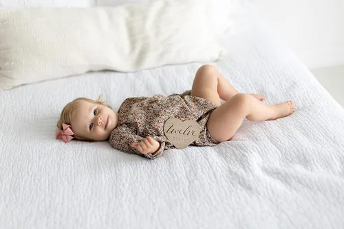 Vista 7 de Kate & Milo Juego de Tarjetas de Hitos de Bebé de Madera en Forma de Corazón – 1-12 Meses, Accesorio de Fotos Mensual Neutro en Género como Recuerdo