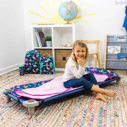 Vista 2 de Wildkin Tapete acolchado moderno de microfibra para siesta con almohada reutilizable para niños y niñas, ideal para dormir en primaria