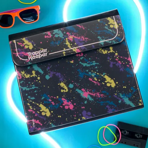 Vista 8 de Anotador Trapper Keeper de Mead, diseño retro, archivo de 1 pulgada con carpetas y bolsillos, para hojas de 21,6 cm x 27,9 cm, salpicaduras