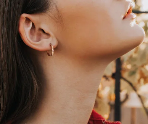 Vista 2 de VACRONA - Aretes huggies (de presión), pequeños, livianos y simples, en forma de argollaarracada, chapados en oro de 14 quilates, con circonia