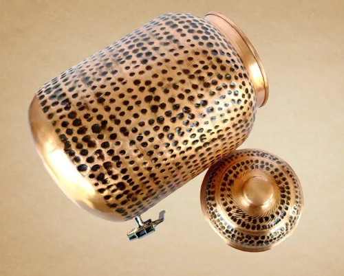 Vista 3 de Rastogi Handicrafts Tanque de almacenamiento de agua martillado de cobre puro Pote marrón 4 litros de capacidad con Tumble y botella de cobre