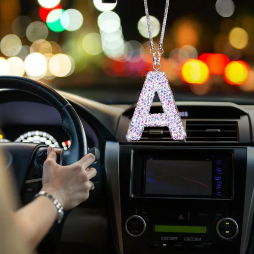 Vista 3 de ToBeQueen Accesorios colgantes para espejo retrovisor brillante de letra A, diamantes de imitación de cristal de diamantes de imitación para mujer