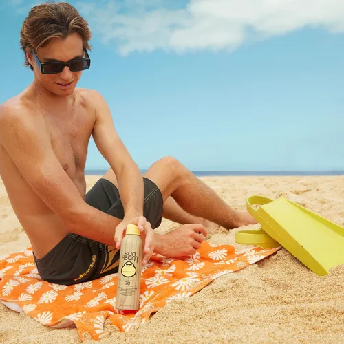 Vista 3 de Sun Bum - Aerosol hidratante para la protección solar, botella de 6 onzas, 1 unidad, protección UVA/UVB de amplio espectro