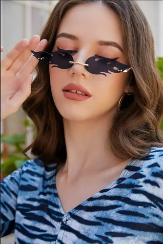 Vista 3 de FEISEDY Lentes de sol Fire Flame para mujer, sin montura de espejo, con forma de fuego, B2839