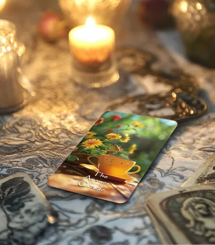 Vista 7 de Intuition Oracle Cards Deck, una baraja de 78 cartas para clarificar y sorteos individuales o spreads de 3 cartas