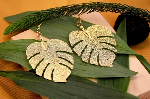Vista 4 de Elegantes aretes de hoja de Monstera hechos a mano y collares de clip para mujer. Elegante joyería de hoja de palma de oro y plata. Accesorios