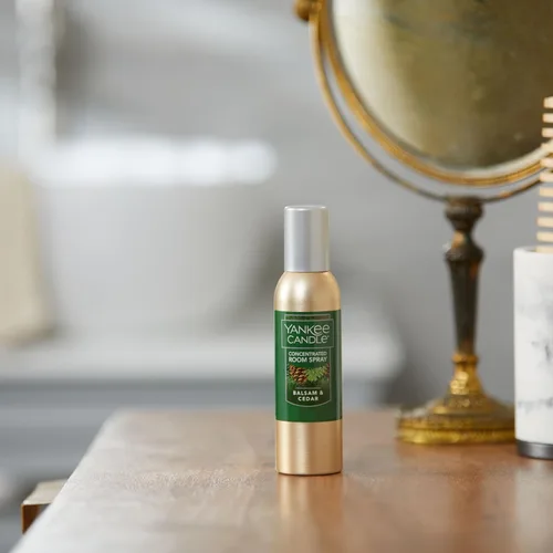 Vista 2 de Yankee Candle Spray concentrado para ambientes, bálsamo y cedro, 1.5 onzas