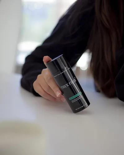 Vista 7 de THICK FIBER Fibras de construcción del cabello para puntos calvos y cabello adelgazante (marrón claro), botella de 0.88 oz, oculta la pérdida