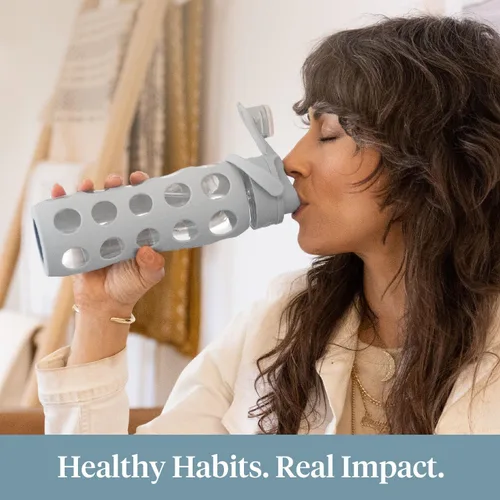 Vista 5 de Lifefactory Botella de agua de vidrio de 22 onzas con tapa abatible activa y funda protectora de silicona, menta