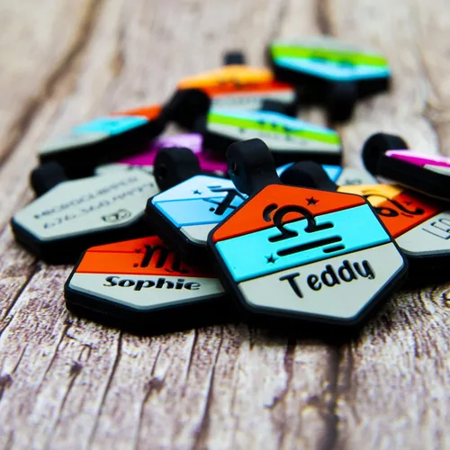 Vista 3 de Placa silenciosa para perro personalizada con 5 líneas de identificación de mascotas de silicona duradera y grabada profundamente, hexágono