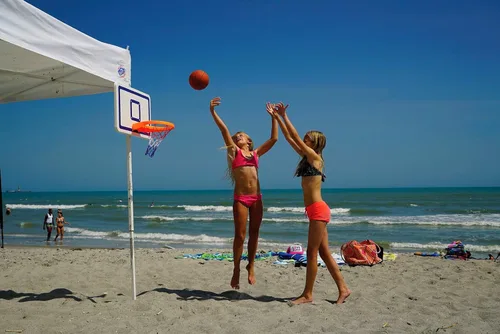 Vista 9 de Duncan Toys VersaHoop - Kit de aro XL de minibasket para uso en interior/exterior, aro de gran tamaño, pelota duradera, gancho de puerta, juego