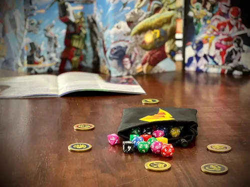 Vista 4 de Renegade Game Studios Power Rangers RPG - Juego de dados poliédricos negros de 8 piezas con moneda de poder personalizada