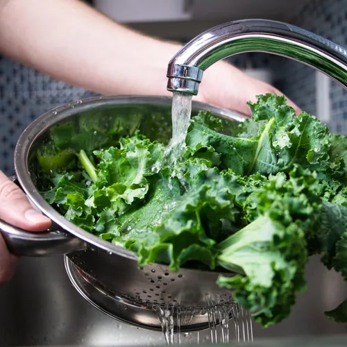 Vista 3 de Colador de cocina de acero inoxidable a prueba de óxido para colar, vaporizar, drenar y enjuagar (11 pulgadas)