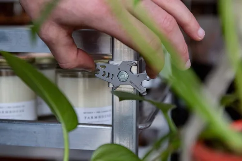 Vista 5 de KeySmart AllTul Shark - Multiherramienta llavero multiusos 4 en 1 para llevar todos los días con abridor de botellas, llave inglesa, punta Phillips