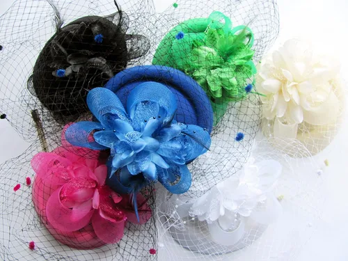 Vista 5 de Cizoe Tocado con clip para el cabello, Pillbox con plumas, flores y velo para bodas, fiestas, sombrero de té