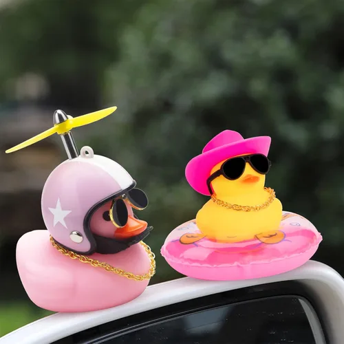 Vista 6 de wonuu Pato de goma para automóvil, 2 piezas de ornamento de automóvil para decoración de tablero de automóvil, accesorios de decoración con casco