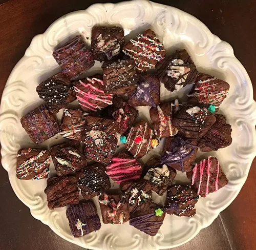 Vista 5 de Lawei Paquete de 2 moldes de silicona para brownie de 24 cavidades, bandeja de hielo de silicona, molde para hacer cubos, dulces, trufas