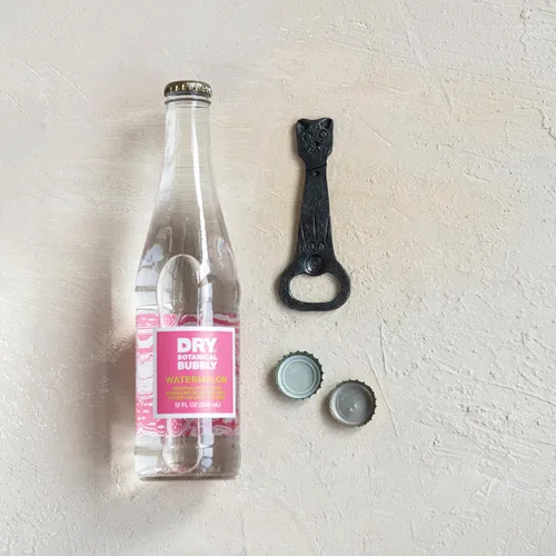 Vista 4 de Creative Co-Op Abrebotellas en forma de gato de reproducción vintage de metal fundido, negro