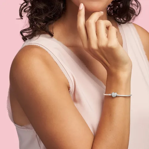 Vista 3 de Pandora Moments - Pulsera de cadena de serpiente con cierre de corazón brillante