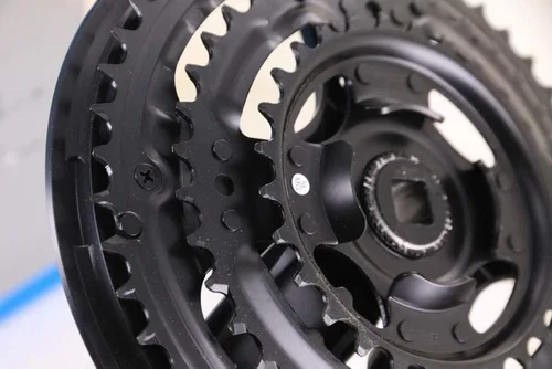 Vista 4 de Shimano Altus 7/8 Bielas de bicicletas Speed Mountain (Platos FC-M311), color negro.