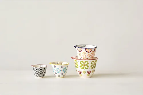 Vista 3 de Creative Co-Op Tazas medidoras de gres estampadas a mano con estampado floral (juego de 4 tamaños/diseños)