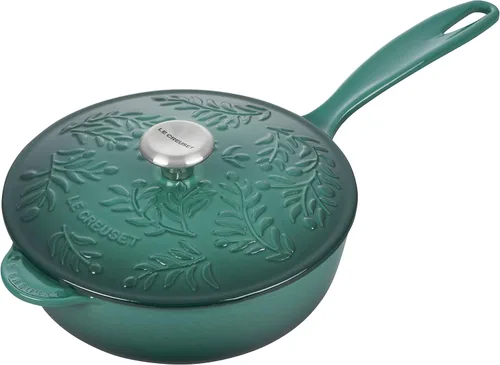 Vista 8 de Le Creuset Olive Branch Collection Saucier de hierro fundido esmaltado, 2.25 cuartos de galón, índigo con tapa en relieve