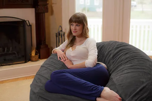 Vista 3 de Chill Sack - Puff Puff gigante de espuma viscoelástica de 6 pies. Sofá grande con funda de microfibra suave, color gris piel.