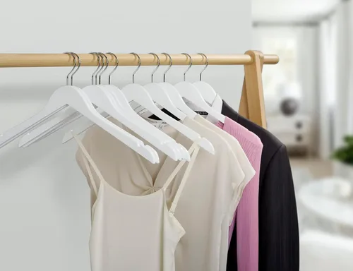 Vista 7 de Amber Home Paquete de 10 perchas de madera blanca, perchas de madera blanca para camisas con muescas para vestidos, perchas para chaquetas, abrigos