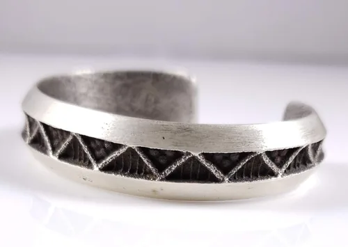 Vista 2 de Pulsera Navajo de plata de ley hecha a mano con diseño de Tufa Cast Stacker Firmado por Monty Claw