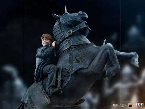 Vista 4 de Iron Studios - Harry Potter - Escala de arte de lujo 1/10 - Ron Weasley en la estatua de ajedrez del mago