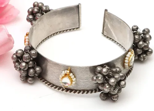 Vista 2 de Pulsera Ozanoo GhungrooKada para mujer y niña, Latón, Sin gemas.