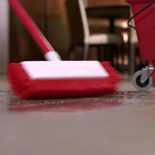 Vista 4 de SPARTA 4156804 - Escobilla de goma doble de plástico con estructura duradera para limpieza, comercial, residencial, 24 pulgadas, color amarillo