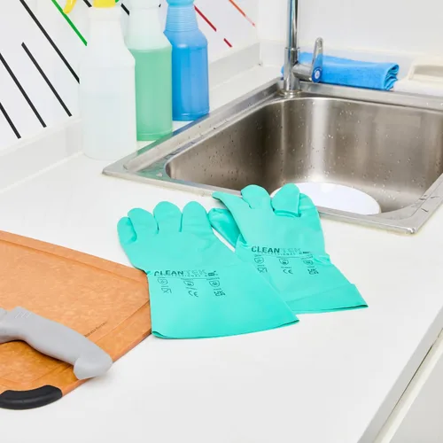 Vista 4 de Restaurantware Guantes de limpieza verdes, 10 pares de guantes de nitrilo de 15 mil de grosor, pequeños y resistentes con puño largo, forro