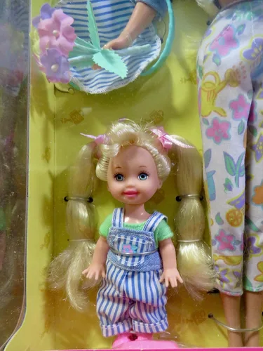 Vista 2 de Gardening Fun BARBIE & KELLY Gift Set - Set de edición especial con 2 muñecas y accesorios (1996)