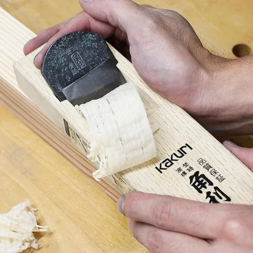 Vista 3 de KAKURI Plano de bloque japonés para carpintería 1.654 in, hoja de acero azul Aogami No.2, herramienta profesional para cepillar la mano, fabricada