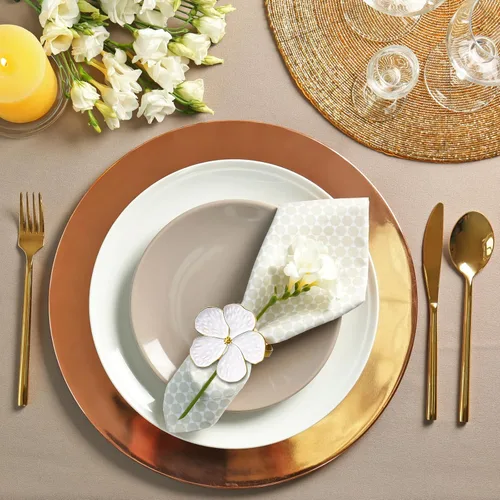 Vista 7 de Patelai Juego de 6 servilleteros de flores blancas a granel, juego de servilleteros de tela dorada con hebillas florales, decoración de mesa