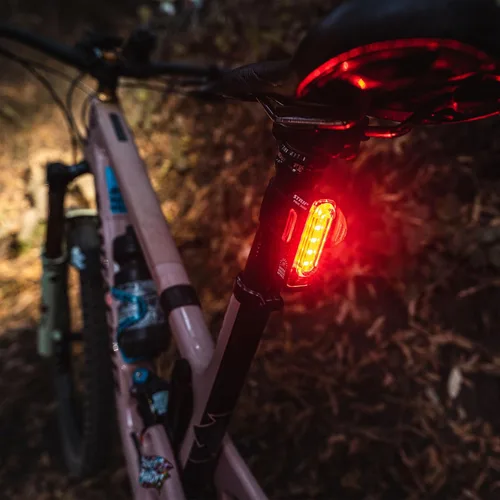 Vista 7 de LEZYNE Strip Drive Pro Bicycle USB Rechargeable IPX7 Waterproof 270-Degree Visibility LED Rear Light w/Multiple Solid & Flash Modes Silicone
