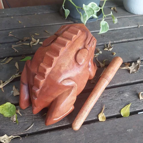 Vista 4 de Rana de madera extra grande de 9 pulgadas, escofina de guiro de percusión, bloque de tono de madera, rana de buena suerte, figura