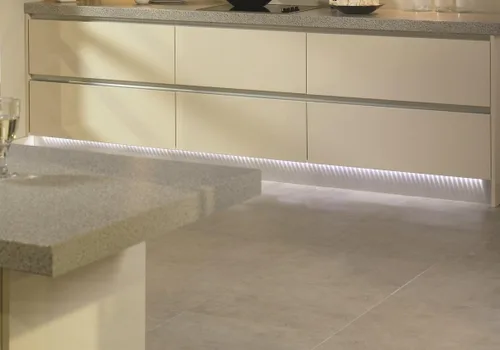 Vista 3 de Inspired LED Luz para debajo de la encimera Pro Series Triple Deluxe+ 12 paneles - Kit de fuente de alimentación 3 - Blanco puro