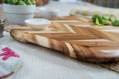 Vista 4 de Lipper International Tabla de cortar y servir de espiga de acacia con borde redondeado con asas insertadas para cortar carnes, frutas y verduras