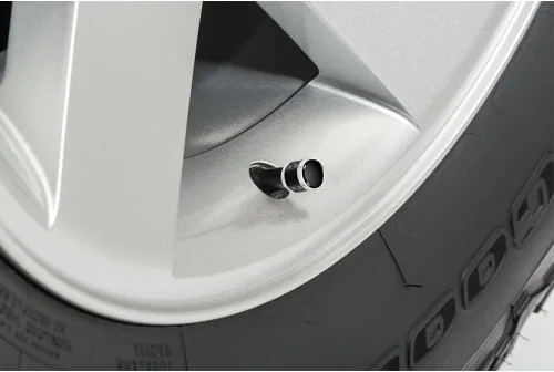 Vista 2 de iPick Image Para Dodge Scat-Pack en blanco sobre barril de fibra de carbono real, tapas de vástago de válvula de neumático de aluminio plateado