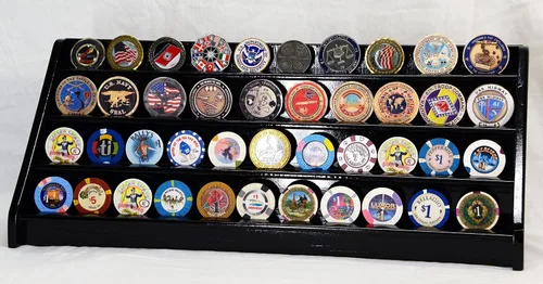 Vista 3 de 4 filas 40 Challenge Coin Casino Chip Display Case Rack Holder Stand para mesa Estante Escritorio