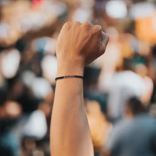 Vista 4 de JoycuFF - Pulsera motivacional en código morse para mujer con mensaje secreto, confeccionado con cuentas de madera y cordón. Joyería para regalar